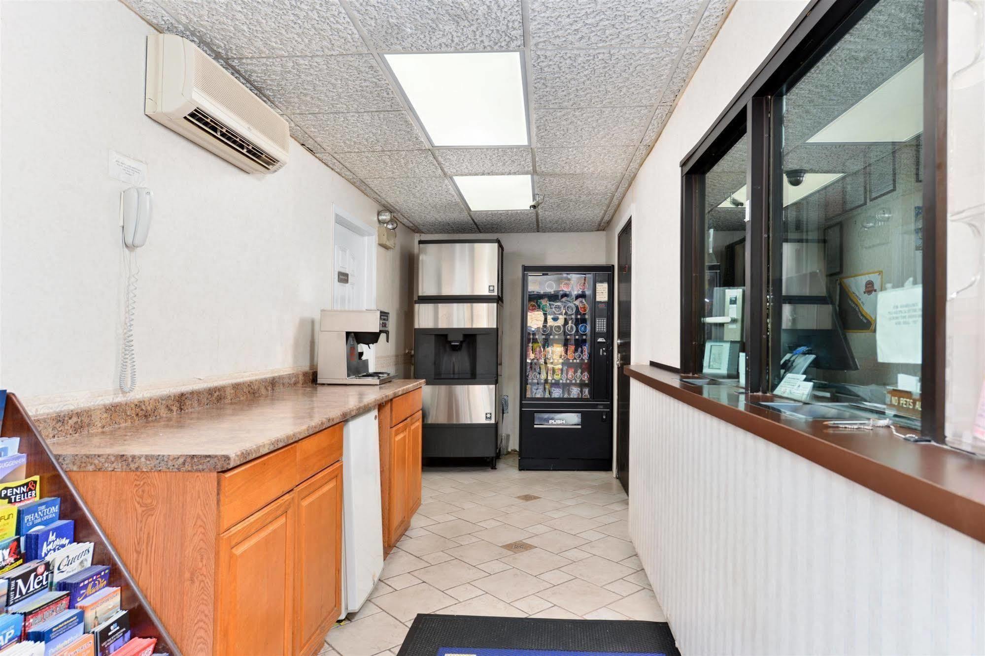 Americas Best Value Inn - Port Jefferson Station - Long Island Екстер'єр фото